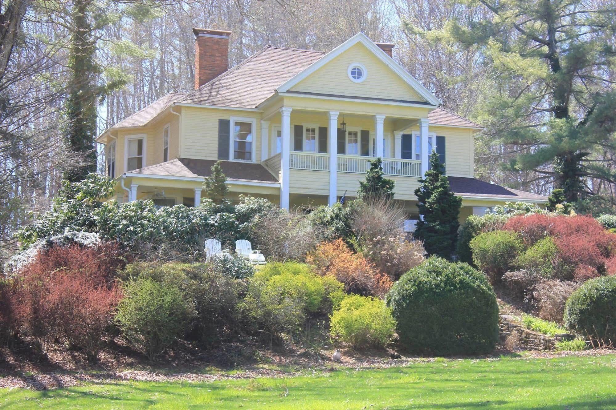 The Yellow House On Plott Creek Уейнсвил Екстериор снимка